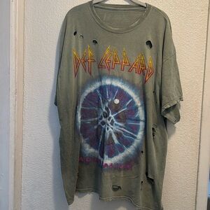 URBAN OUTFITTERS DEF LEPPARD GRAPHIC TEE